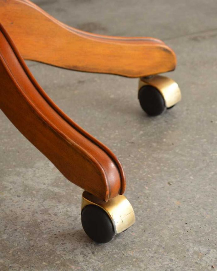 1Pソファ(ラウンジチェア)　アンティーク チェア　英国アンティークの回転椅子、カッコいいデスクチェア（リボルビングチェア）。脚先にはキャスターアンティークのものは現代のもののようにプラスチックではないため動きはよくありませんが調整したので動きます。(k-1525-c)