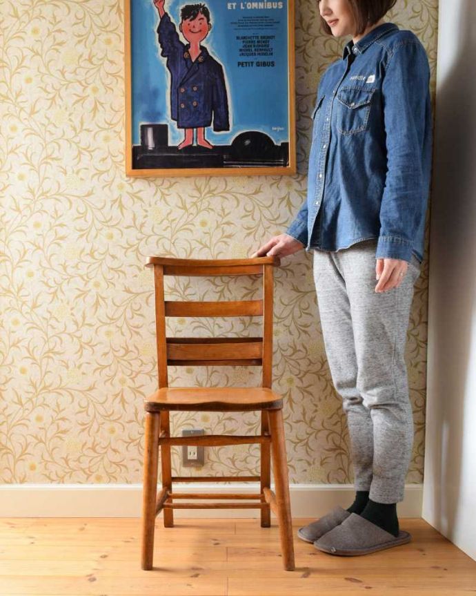 チャーチチェア　アンティーク チェア　教会で使われていたアンティーク椅子、聖書BOX付きの可愛いチャーチチェア。教会で使われていた椅子名前の通り、日曜日に礼拝に教会に来た人たちが座っていたチャーチチェア。(k-1526-c)