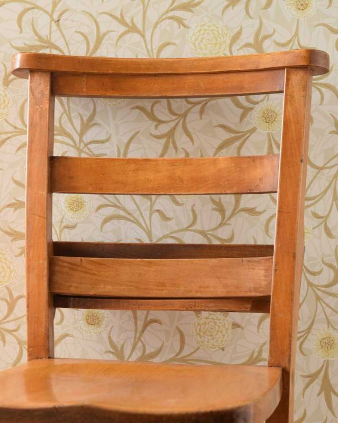 チャーチチェア　アンティーク チェア　教会で使われていたアンティーク椅子、聖書BOX付きの可愛いチャーチチェア。教会ごとに違う背もたれいろんなデザインのチャーチチェア。(k-1526-c)