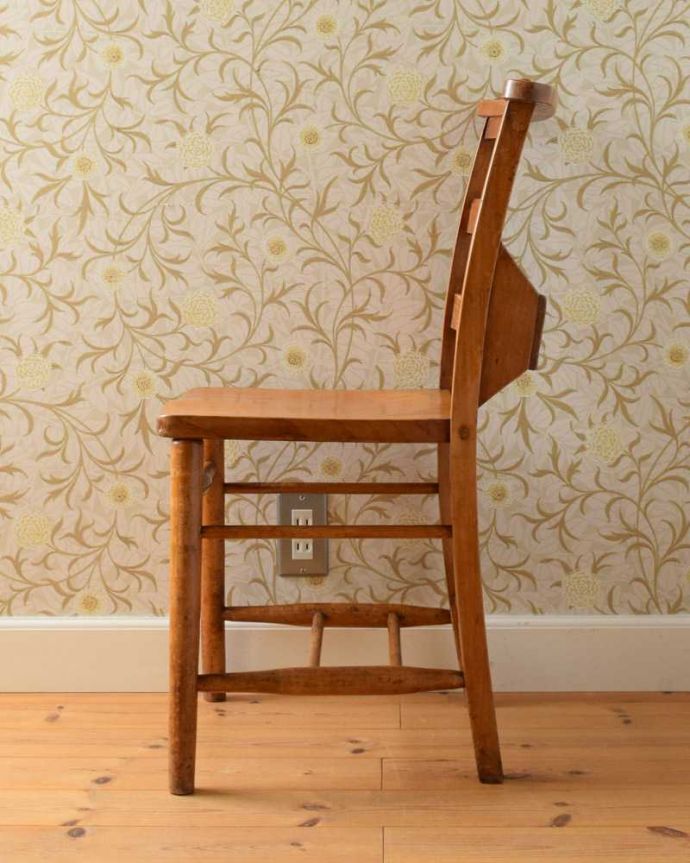 チャーチチェア　アンティーク チェア　教会で使われていたアンティーク椅子、聖書BOX付きの可愛いチャーチチェア。横から見るとこんな感じ脚もとにある桟は、礼拝に来た人たちの荷物置き場。(k-1526-c)