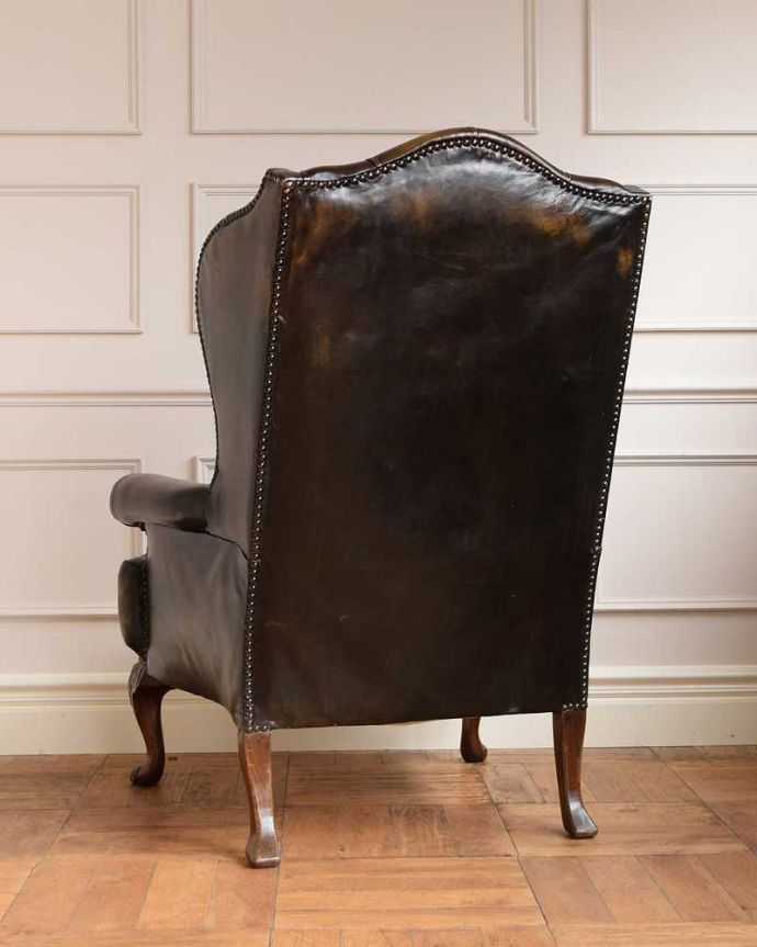 1Pソファ(ラウンジチェア)　アンティーク チェア　アンティークの一人掛け革張りソファ、カッコいいチェスターフィールド。後ろ姿までカッコいいドッシリとカッコいい後ろ姿に惚れ惚れしてしまいます。(k-1528-c)