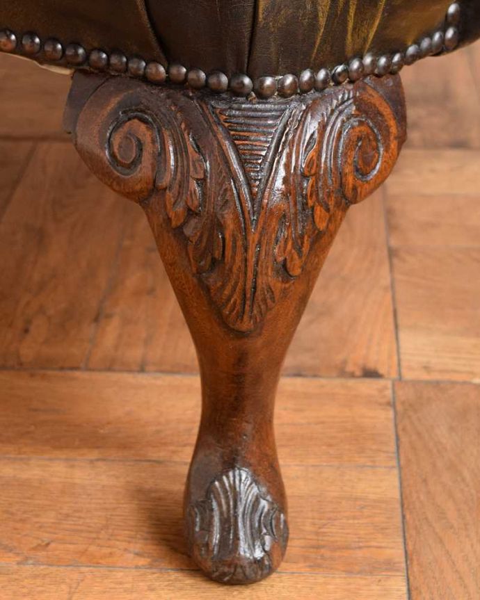 1Pソファ(ラウンジチェア)　アンティーク チェア　アンティークの一人掛け革張りソファ、カッコいいチェスターフィールド。いろんな場所にこだわり彫のデザインもいろいろです。(k-1528-c)