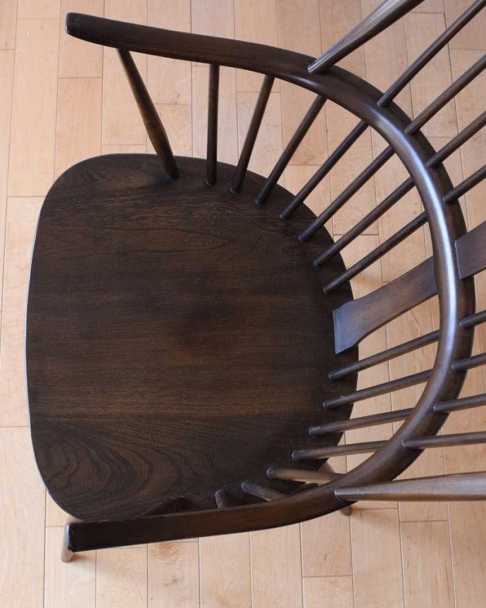 アーコールチェア　アンティーク チェア　レアなチェアメイカーズ チェア、北欧スタイルのヴィンテージ椅子のアーコール アームチェア。座面に隠されたヒミツお尻と太もも部分に座りやすいように入っている座繰りという彫。(k-1531-c)