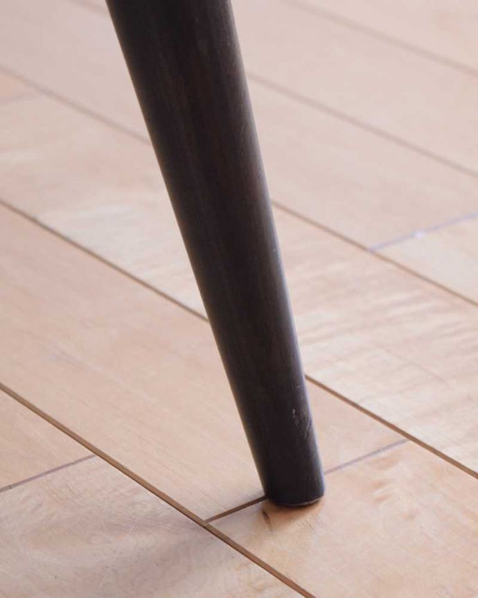 アーコールチェア　アンティーク チェア　レアなチェアメイカーズ チェア、北欧スタイルのヴィンテージ椅子のアーコール アームチェア。移動もラクラクHandleのアンティークチェアの脚の裏には、フェルトキーパーをお付けしていますので、床を滑らせてお使い頂けます。(k-1531-c)