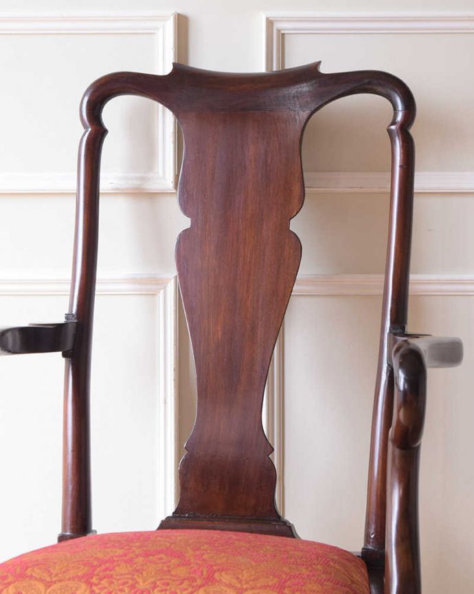ダイニングチェア　アンティーク チェア　英国輸入のアンティークアームチェア、気品たっぷりなクィーンアンチェア。ベースバックに描かれた花瓶クイーンアンチェアの一番の特長が曲線を描く背もたれ平板。(k-1533-c)