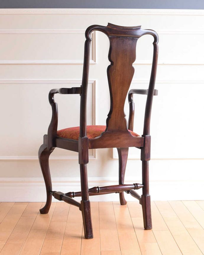 ダイニングチェア　アンティーク チェア　英国輸入のアンティークアームチェア、気品たっぷりなクィーンアンチェア。しっかり修復したので、後ろ姿にも自信がありますいろんな修復方法がありますが、Handleでは専門の職人が一度、全てをバラしてから丁寧に組み上げているのでクオリティが違います。(k-1533-c)