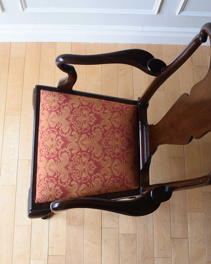 ダイニングチェア　アンティーク チェア　英国輸入のアンティークアームチェア、気品たっぷりなクィーンアンチェア。新しく貼り替えました修復の際、座面の生地も新しいものに貼り替えてあります。(k-1533-c)