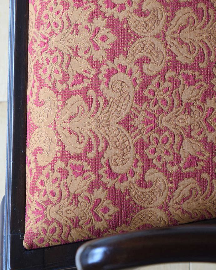 ダイニングチェア　アンティーク チェア　英国輸入のアンティークアームチェア、気品たっぷりなクィーンアンチェア。生地もこだわって選びました椅子の優雅さをそのままにしておきたくて、座面の生地選びにもこだわりました。(k-1533-c)