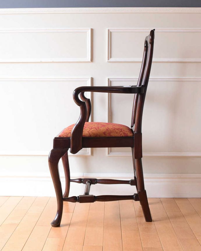 ダイニングチェア　アンティーク チェア　英国輸入のアンティークアームチェア、気品たっぷりなクィーンアンチェア。横から見ても優雅な立ち姿しっかり組み直してあるので、横から見てもキレイです。(k-1533-c)