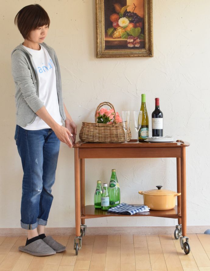 アンティークのワゴン・トローリー アンティーク家具 キッチン、ダイニングで使えるヴィンテージ家具、小ぶりなチーク材のトロリー(ワゴン)。コロコロ転がせば移動も楽チン!可愛いので毎日使いたくなります。(k-1533-f)