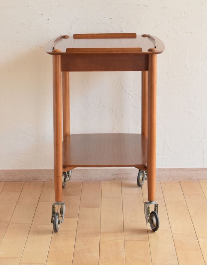 アンティークのワゴン・トローリー アンティーク家具 キッチン、ダイニングで使えるヴィンテージ家具、小ぶりなチーク材のトロリー(ワゴン)。載せたものが落ちないように、サイドの部分は3面が立ち上がっています。(k-1533-f)