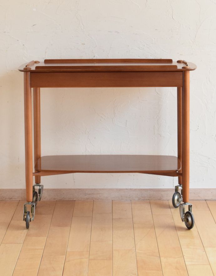 アンティークのワゴン・トローリー アンティーク家具 キッチン、ダイニングで使えるヴィンテージ家具、小ぶりなチーク材のトロリー(ワゴン)。ワゴンと言えば、やっぱりポットやジャー置き場。(k-1533-f)