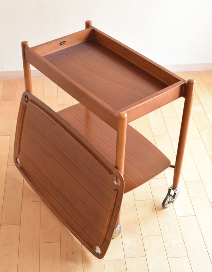 アンティークのワゴン・トローリー アンティーク家具 キッチン、ダイニングで使えるヴィンテージ家具、小ぶりなチーク材のトロリー(ワゴン)。アンティークは新品ではないので、経年変化によるキズはありますが、専門の職人によって目立たないようにキレイにお直しをしています。(k-1533-f)