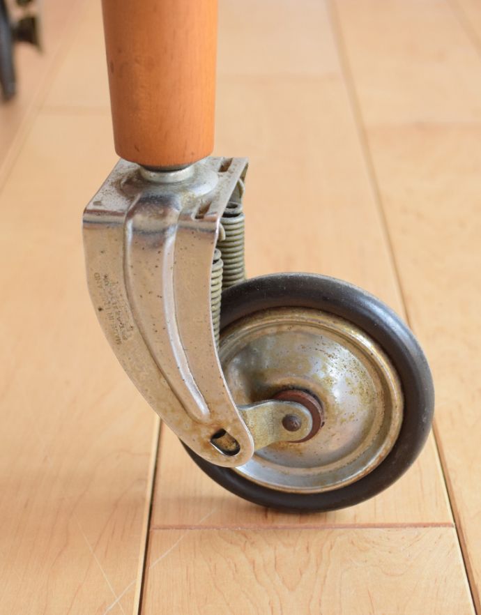 アンティークのワゴン・トローリー アンティーク家具 キッチン、ダイニングで使えるヴィンテージ家具、小ぶりなチーク材のトロリー(ワゴン)。きちんと調整したので、新しいものと比べるとスムーズではありませんが、ちゃんと動きます。(k-1533-f)