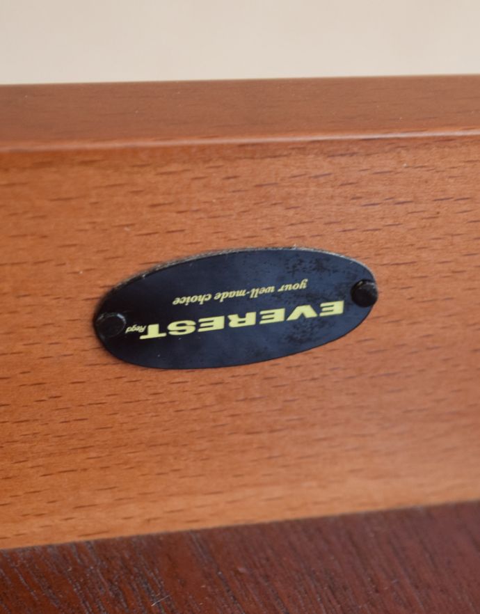 アンティークのワゴン・トローリー アンティーク家具 キッチン、ダイニングで使えるヴィンテージ家具、小ぶりなチーク材のトロリー(ワゴン)。メーカーのタグらしき物が残っていました。(k-1533-f)