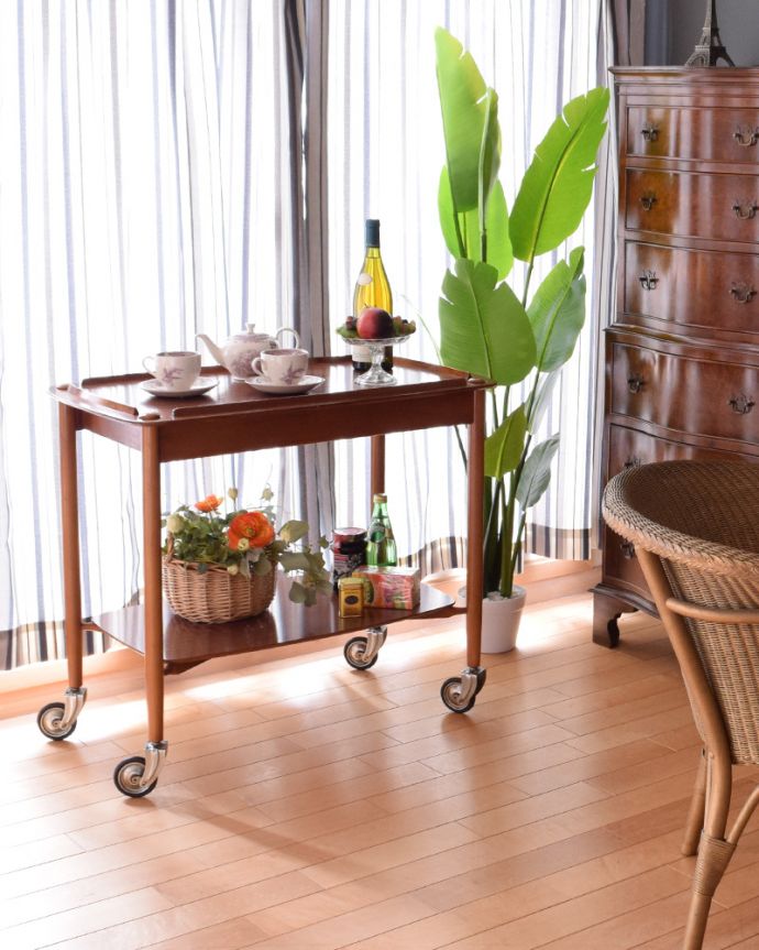 アンティークのワゴン・トローリー アンティーク家具 キッチン、ダイニングで使えるヴィンテージ家具、小ぶりなチーク材のトロリー(ワゴン)。シンプルでカッコいいフォルムパッと見た目、ワゴンには見えないカッコいいカタチの家具。(k-1533-f)