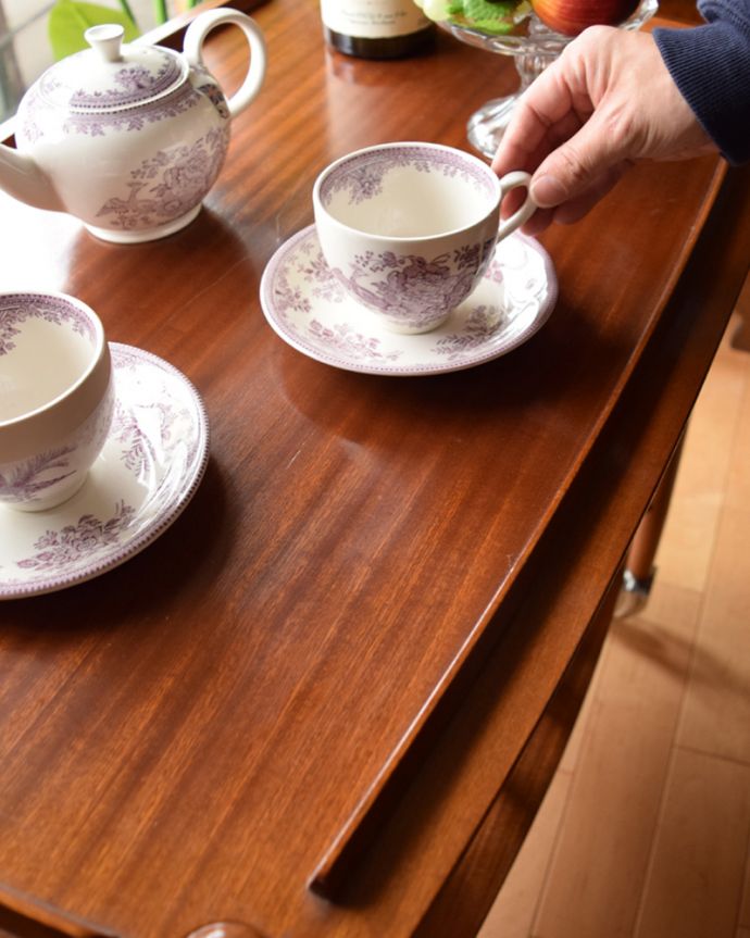 アンティークのワゴン・トローリー アンティーク家具 キッチン、ダイニングで使えるヴィンテージ家具、小ぶりなチーク材のトロリー(ワゴン)。ワゴンだけじゃない!トレイとしても使えちゃう天板は、なんとお盆になっているから、このまま取り外して運んじゃえる優れもの。(k-1533-f)