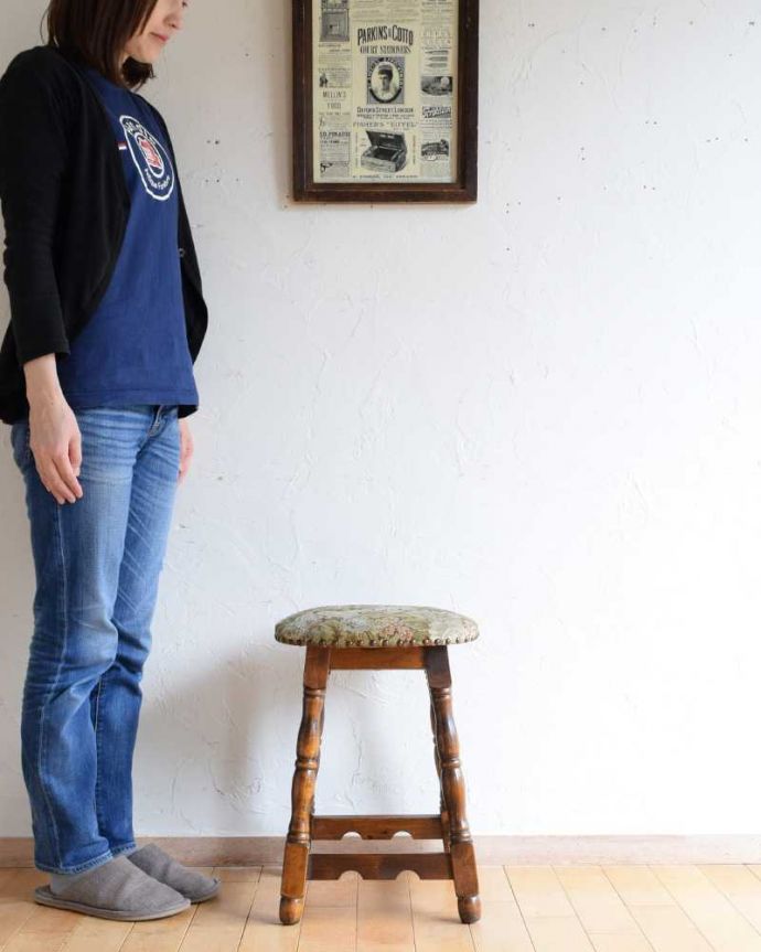 スツール・オットマン　アンティーク チェア　イギリスより到着した脚の彫りがお洒落なアンティークスツール（クッション付き）。座ったり、飾ったり･･･お家のなかの様々シーンで活躍してくれるアンティークのスツール。(k-1534-c)