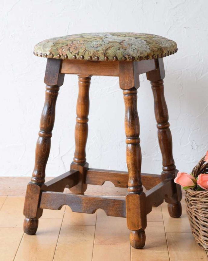 スツール・オットマン　アンティーク チェア　イギリスより到着した脚の彫りがお洒落なアンティークスツール（クッション付き）。しっかり修復しましたアンティークなので経年変化によるキズはありますが、専門の職人が目立たないようキレイにお直しをしているので、安心してお使い下さい。(k-1534-c)