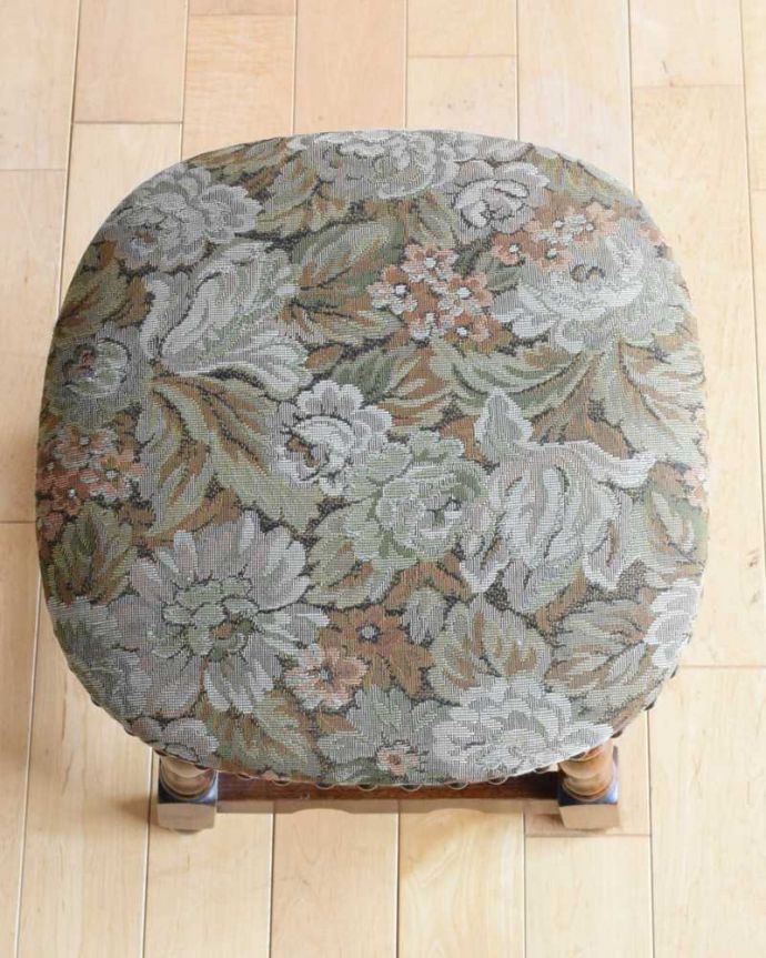スツール・オットマン　アンティーク チェア　イギリスより到着した脚の彫りがお洒落なアンティークスツール（クッション付き）。座面を上から見るとこんな感じ座面は布貼りなので、長時間座っても疲れません。(k-1534-c)