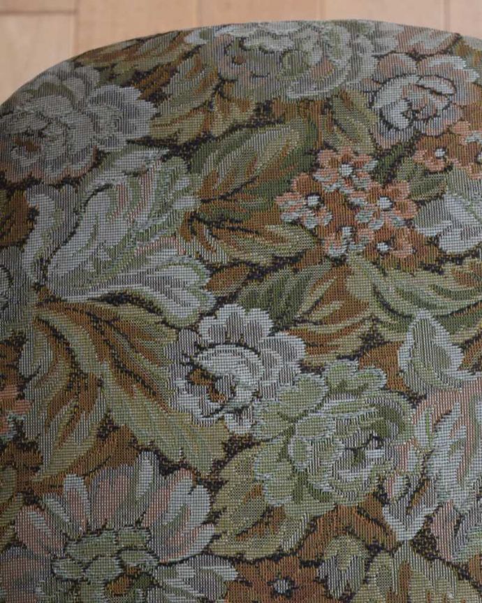 スツール・オットマン　アンティーク チェア　イギリスより到着した脚の彫りがお洒落なアンティークスツール（クッション付き）。生地のセレクトにもこだわりました優雅なアンティークチェアの雰囲気をそのままに、一番似合う貼り座をじっくり選びました。(k-1534-c)