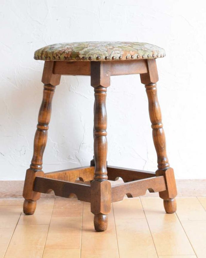 スツール・オットマン　アンティーク チェア　イギリスより到着した脚の彫りがお洒落なアンティークスツール（クッション付き）。360度、どこから見ても美しい脚もしっかり組まれているのがわかります。(k-1534-c)