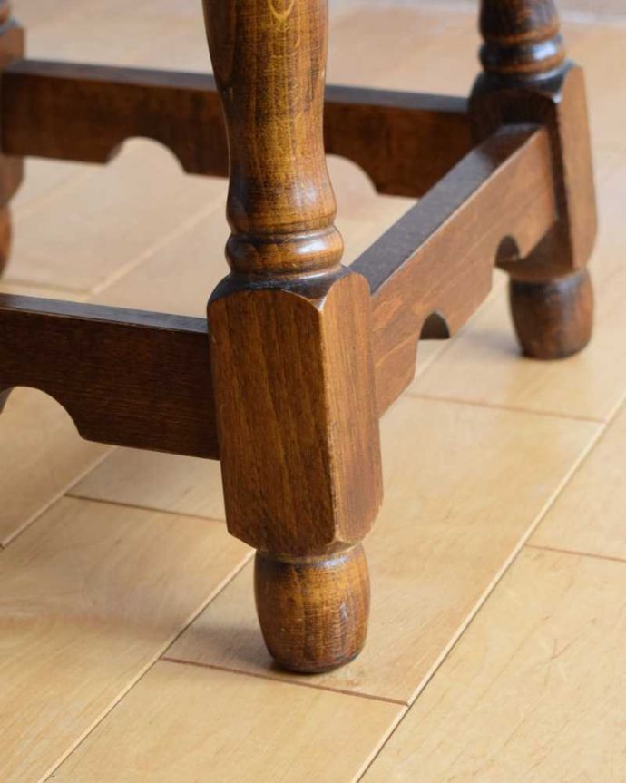 スツール・オットマン　アンティーク チェア　イギリスより到着した脚の彫りがお洒落なアンティークスツール（クッション付き）。移動もラクラクの理由は…Handleではアンティークチェアの脚の裏にフェルトキーパーをお付けしています。(k-1534-c)