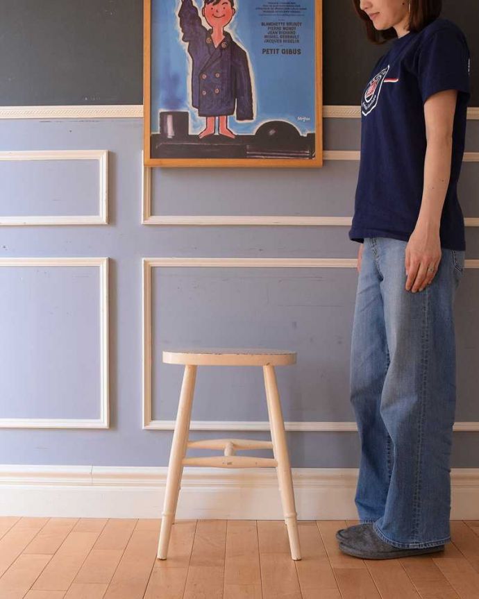 板座面　アンティーク チェア　イギリス輸入のアンティークチェア、オーバルな座面のペイントの木製スツール。気軽に使えるから、みんなに人気！背もたれがないスツールは気軽にどんな場所でも使えるから人気モノです。(k-1535-c)