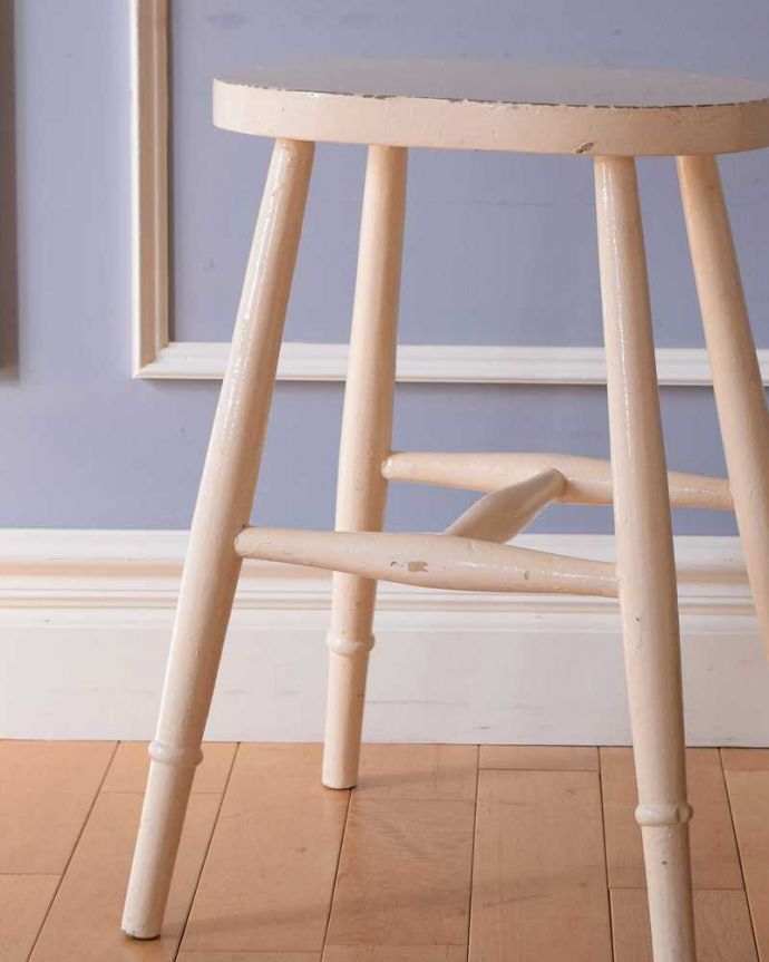 板座面　アンティーク チェア　イギリス輸入のアンティークチェア、オーバルな座面のペイントの木製スツール。しっかり修復しましたアンティークなので経年変化によるキズはありますが、専門の職人が全部を組み直して修復しているので安心してお使いください。(k-1535-c)