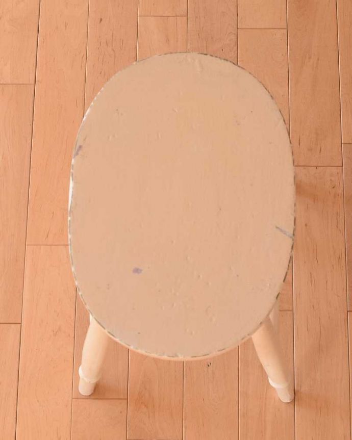 板座面　アンティーク チェア　イギリス輸入のアンティークチェア、オーバルな座面のペイントの木製スツール。丸みのある座面座ったり、荷物を置いたり、お花を飾ったり･･･いろいろ使えるアイテムです。(k-1535-c)