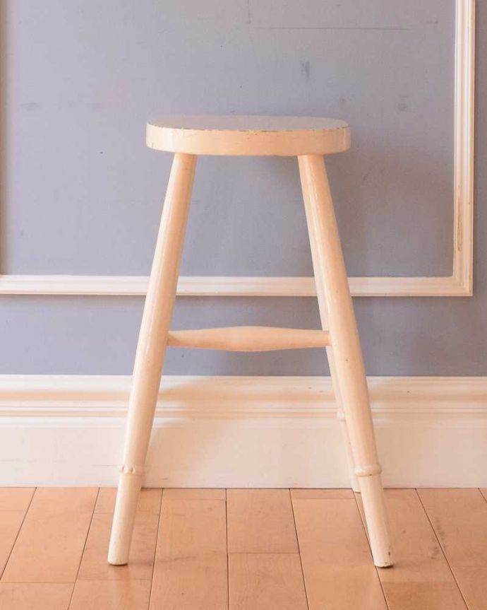 板座面　アンティーク チェア　イギリス輸入のアンティークチェア、オーバルな座面のペイントの木製スツール。360度、どこから見ても美しい脚もしっかり組まれているのがわかります。(k-1535-c)