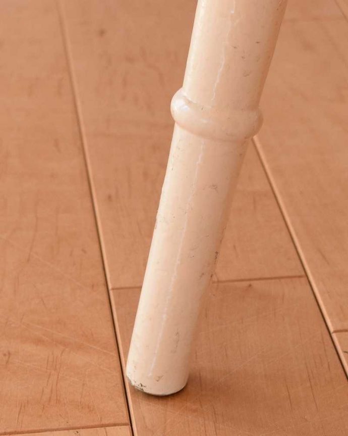 板座面　アンティーク チェア　イギリス輸入のアンティークチェア、オーバルな座面のペイントの木製スツール。移動もラクラクの理由は…Handleではアンティークチェアの脚の裏にフェルトキーパーをお付けしています。(k-1535-c)