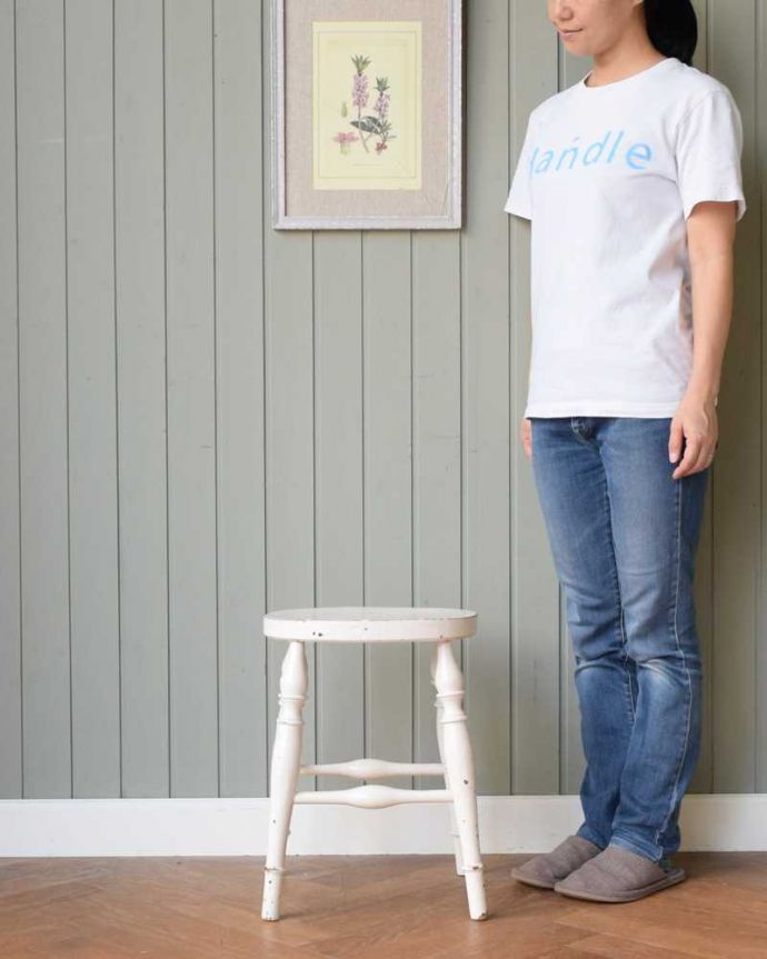 スツール・オットマン アンティーク チェア ぽこぽこっとした脚が可愛いペイント仕上げのアンティークスツール。気軽に使えるから、みんなに人気!背もたれがないスツールは気軽にどんな場所でも使えるから人気モノです。(k-1538-c)