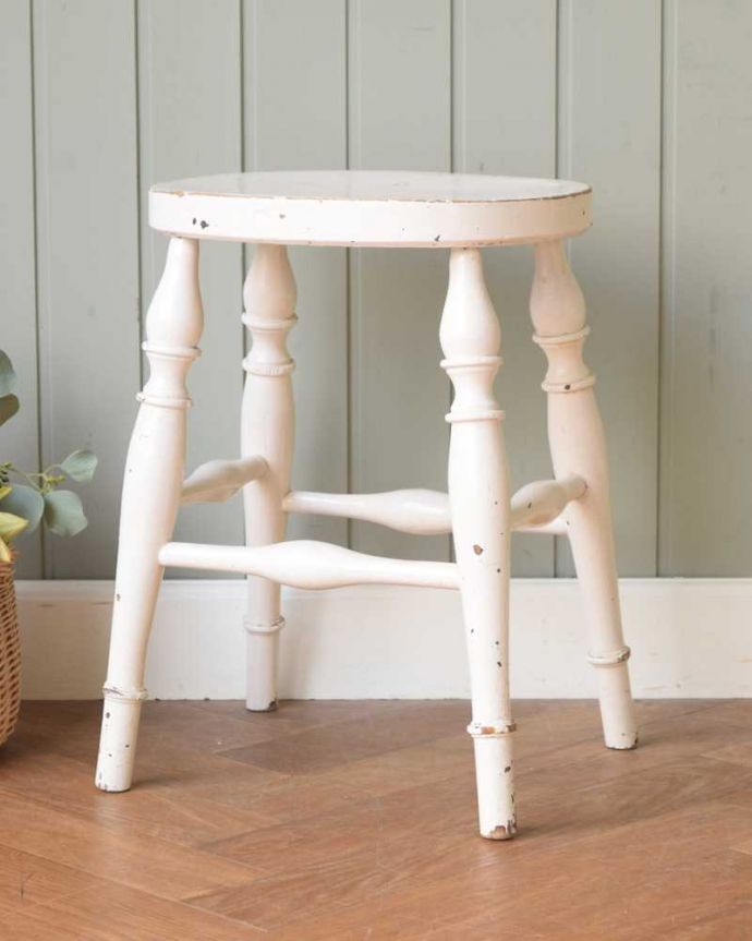 スツール・オットマン アンティーク チェア ぽこぽこっとした脚が可愛いペイント仕上げのアンティークスツール。しっかり修復しましたアンティークなので経年変化によるキズはありますが、専門の職人が全部を組み直して修復しているので安心してお使いください。(k-1538-c)