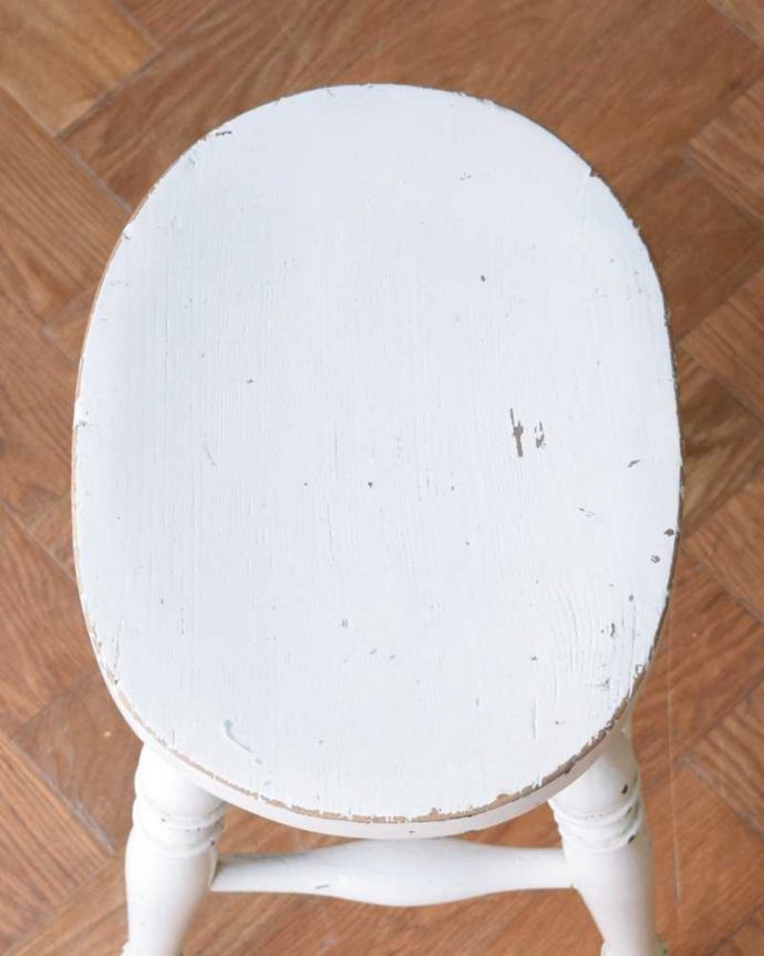 スツール・オットマン アンティーク チェア ぽこぽこっとした脚が可愛いペイント仕上げのアンティークスツール。丸みのある座面座ったり、荷物を置いたり、お花を飾ったり・・・いろいろ使えるアイテムです。(k-1538-c)