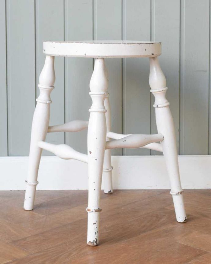 スツール・オットマン アンティーク チェア ぽこぽこっとした脚が可愛いペイント仕上げのアンティークスツール。360度、どこから見ても美しい脚もしっかり組まれているのがわかります。(k-1538-c)
