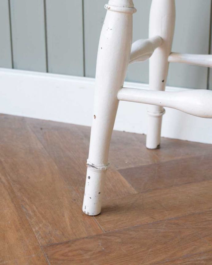 スツール・オットマン アンティーク チェア ぽこぽこっとした脚が可愛いペイント仕上げのアンティークスツール。移動もラクラクの理由は…Handleではアンティークチェアの脚の裏にフェルトキーパーをお付けしています。(k-1538-c)