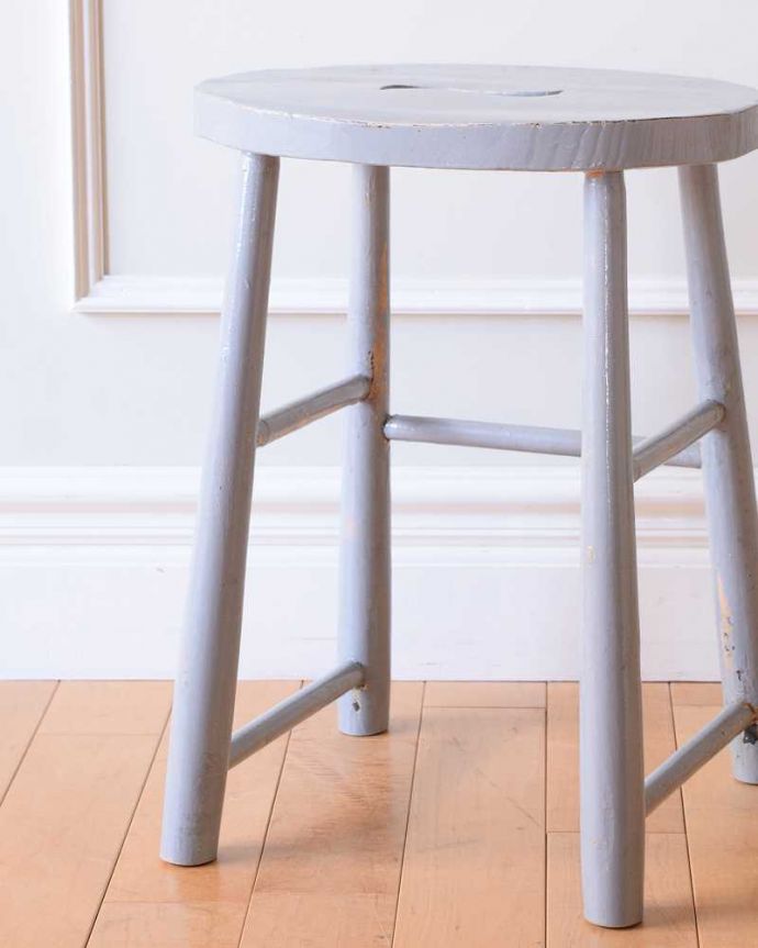 スツール・オットマン アンティーク チェア イギリスから連れて帰ってきたペイント仕上げのアンティークスツール。しっかり修復しましたアンティークなので経年変化によるキズはありますが、専門の職人が全部を組み直して修復しているので安心してお使いください。(k-1539-c-1)