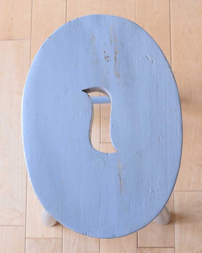 スツール・オットマン アンティーク チェア イギリスから連れて帰ってきたペイント仕上げのアンティークスツール。丸みのある座面座ったり、荷物を置いたり、お花を飾ったり・・・いろいろ使えるアイテムです。(k-1539-c-1)