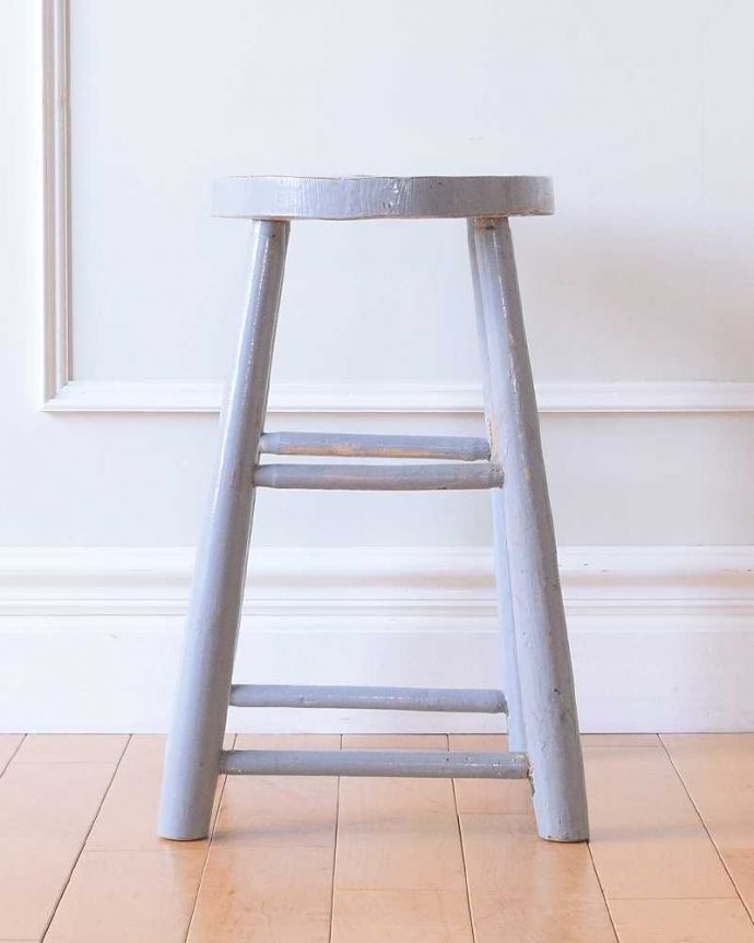 スツール・オットマン アンティーク チェア イギリスから連れて帰ってきたペイント仕上げのアンティークスツール。360度、どこから見ても美しい脚もしっかり組まれているのがわかります。(k-1539-c-1)