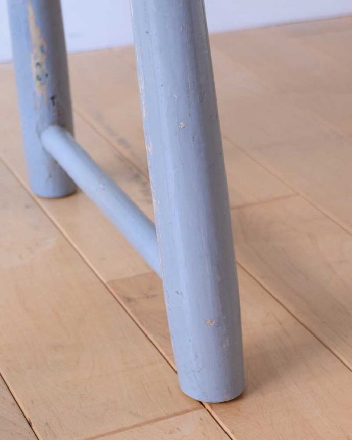 スツール・オットマン アンティーク チェア イギリスから連れて帰ってきたペイント仕上げのアンティークスツール。移動もラクラクの理由は…Handleではアンティークチェアの脚の裏にフェルトキーパーをお付けしています。(k-1539-c-1)