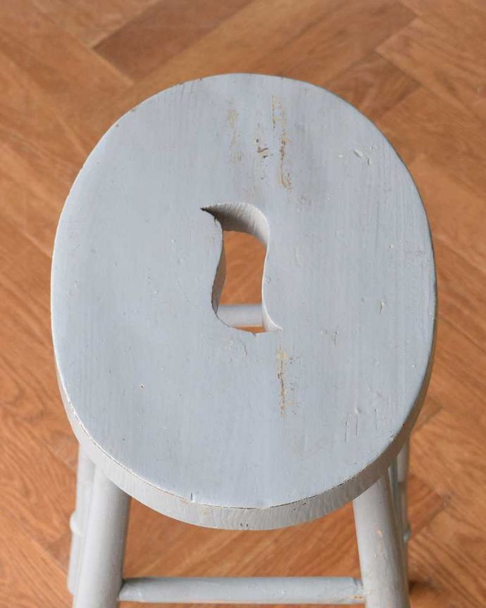 スツール・オットマン　アンティーク チェア　イギリスから連れて帰ってきたペイント仕上げのアンティークハイスツール（カウンターチェア）。丸みのある座面座ったり、荷物を置いたり、お花を飾ったり･･･いろいろ使えるアイテムです。(k-1539-c)