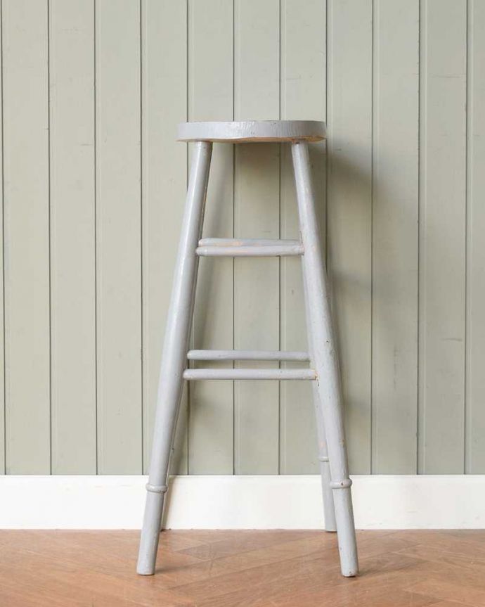 スツール・オットマン　アンティーク チェア　イギリスから連れて帰ってきたペイント仕上げのアンティークハイスツール（カウンターチェア）。360度、どこから見ても美しい脚もしっかり組まれているのがわかります。(k-1539-c)