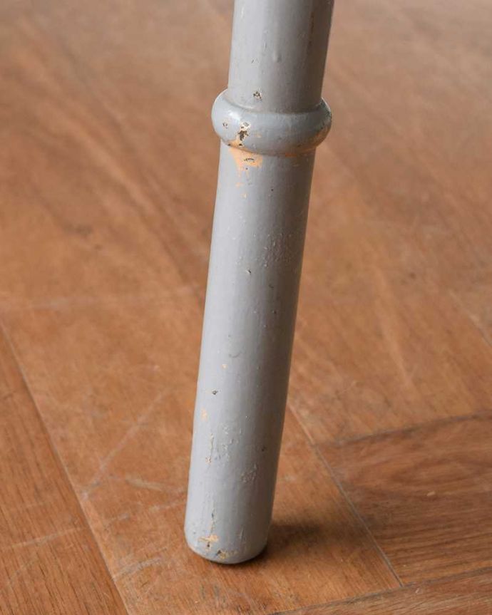 スツール・オットマン　アンティーク チェア　イギリスから連れて帰ってきたペイント仕上げのアンティークハイスツール（カウンターチェア）。移動もラクラクの理由は…Handleではアンティークチェアの脚の裏にフェルトキーパーをお付けしています。(k-1539-c)