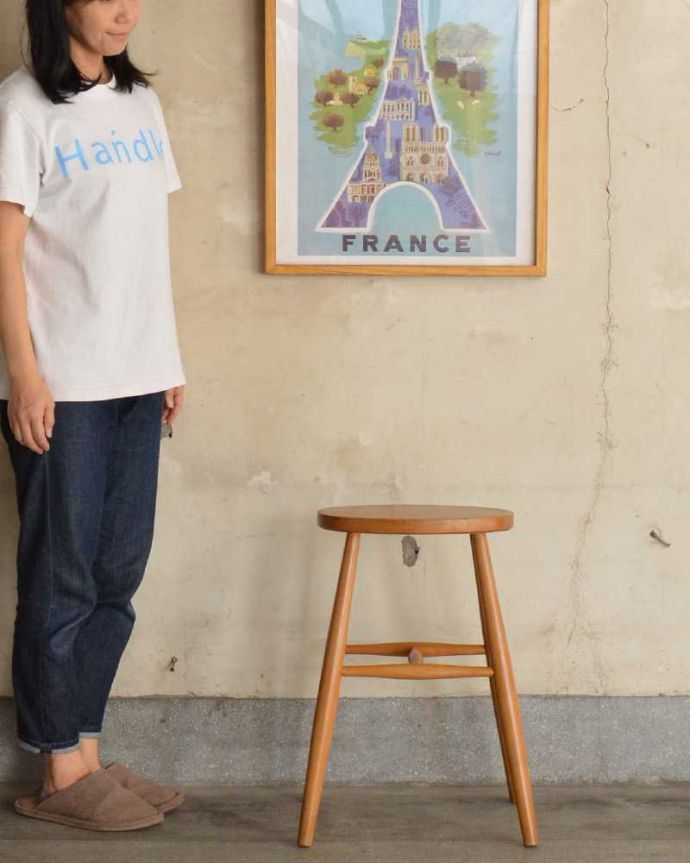 板座面　アンティーク チェア　イギリスから到着した明るい茶色のアンティークチェア、ナチュラルな木製スツール 。気軽に使えるから、みんなに人気！背もたれがないスツールは気軽にどんな場所でも使えるから人気モノです。(k-1540-c)