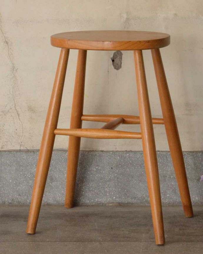 板座面　アンティーク チェア　イギリスから到着した明るい茶色のアンティークチェア、ナチュラルな木製スツール 。しっかり修復しましたアンティークなので経年変化によるキズはありますが、専門の職人が全部を組み直して修復しているので安心してお使いください。(k-1540-c)