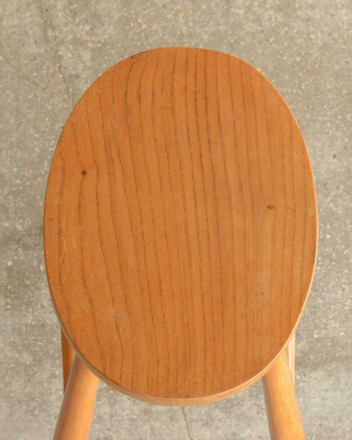 板座面　アンティーク チェア　イギリスから到着した明るい茶色のアンティークチェア、ナチュラルな木製スツール 。丸みのある座面座ったり、荷物を置いたり、お花を飾ったり･･･いろいろ使えるアイテムです。(k-1540-c)