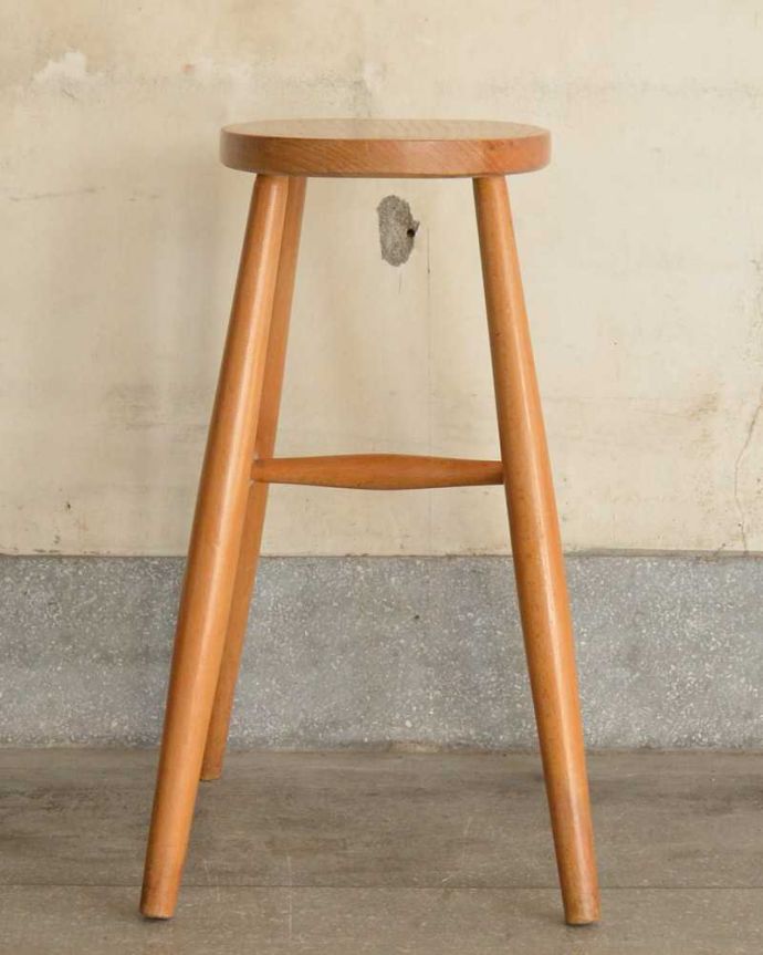 板座面　アンティーク チェア　イギリスから到着した明るい茶色のアンティークチェア、ナチュラルな木製スツール 。360度、どこから見ても美しい脚もしっかり組まれているのがわかります。(k-1540-c)