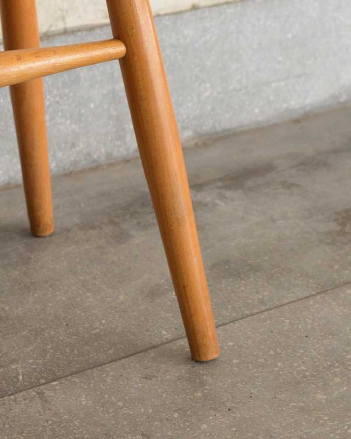 板座面　アンティーク チェア　イギリスから到着した明るい茶色のアンティークチェア、ナチュラルな木製スツール 。移動もラクラクの理由は…Handleではアンティークチェアの脚の裏にフェルトキーパーをお付けしています。(k-1540-c)