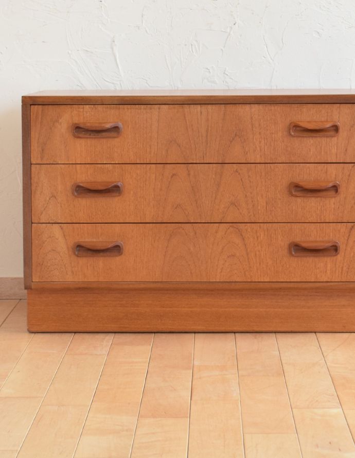 G-PLAN(Gプラン)　アンティーク家具　一番重宝するこのサイズ、G-PLANのフレスコシリーズ、ヴィンテージ家具。見えない所もこだわっていますヴィンテージの家具は年代が若いので簡単な修復だけでも使えちゃうんだけれど、長く使って頂けるように、見えない部分もしっかりこだわって修復しています。(k-1540-f)